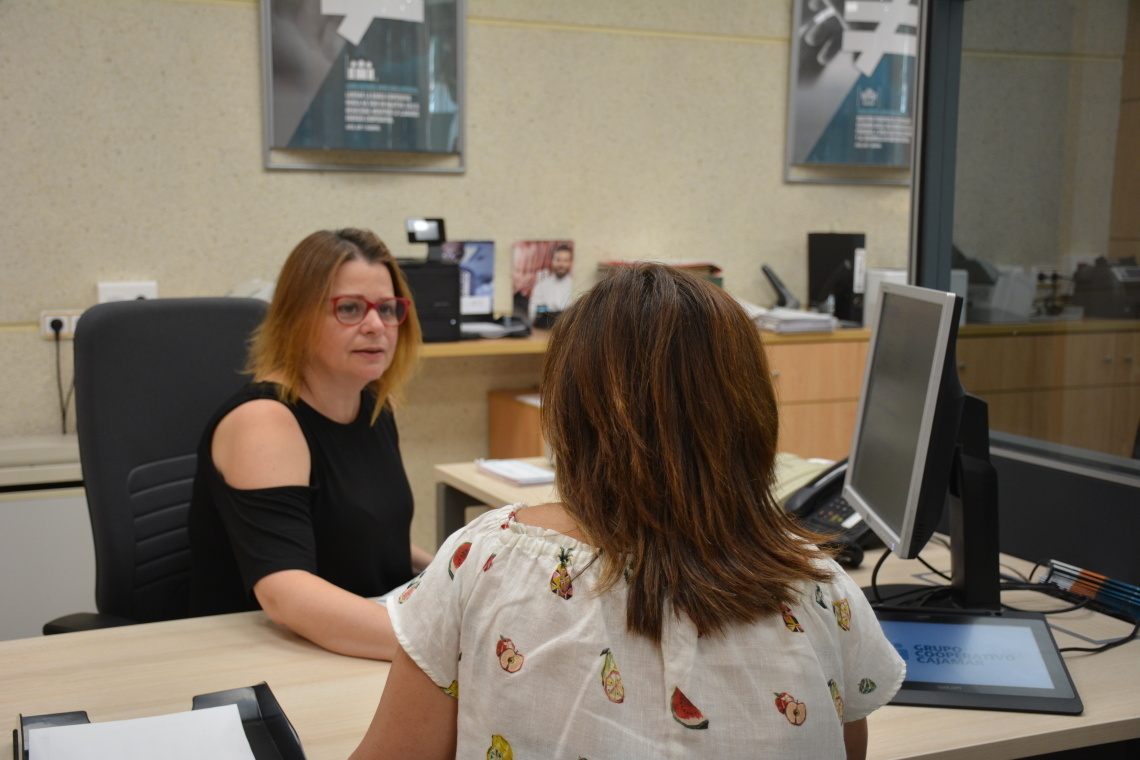 Atención al cliente en una oficina de Cajamar