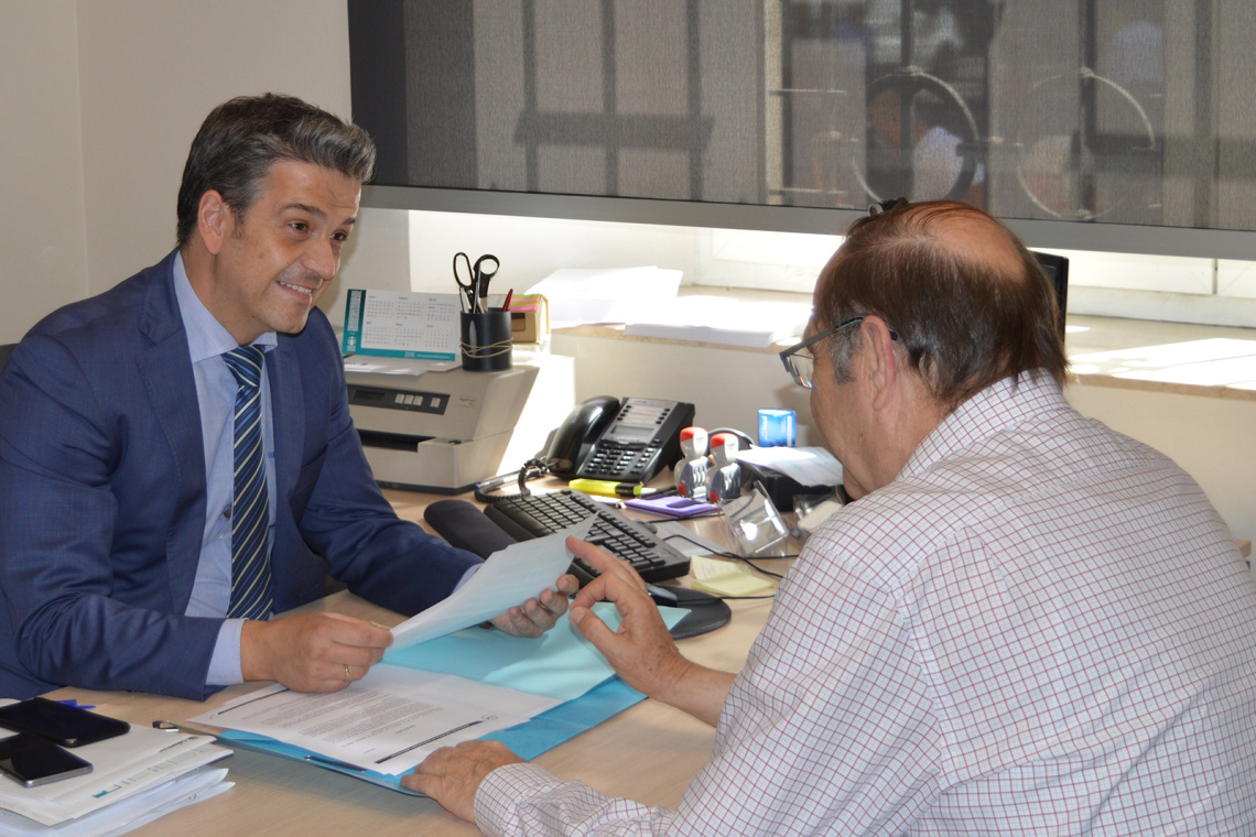 Atención al cliente en una oficina de Grupo Cajamar